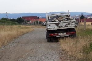 VIDEO – Șofer prins când voia să arunce gunoiul pe un câmp la Sibiu. A făcut pe neştiutorul