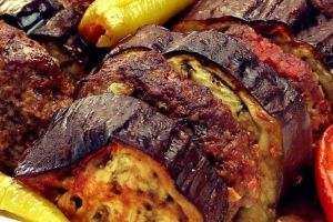 Musaca de chiftele şi vinete