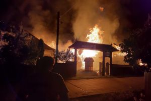 Flăcările au făcut pagube mari, în două incendii izbucnite în timpul nopţii