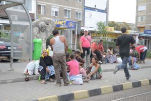 Piaţă în mizerie: Cerşetorii care îşi fac veacul în Piaţa Bucureşti din Oradea îi dezgustă pe localnici şi turişti deopotrivă (FOTO)