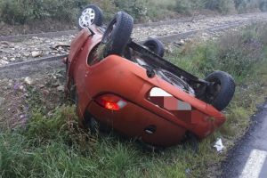 FOTO – Autoturism răsturnat între Cisnădie şi Șelimbăr. O şoferiţă a mers cu viteză prea mare