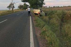 A pierdut controlul volanului si s-a rasturnat cu masina. Soferita din Tulcea are 25 de ani