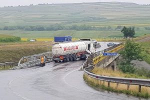 O cisterna a derapat şi a intrat în parapetul podului de peste Valea Gorjan, la Ilişeşti