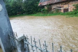 Gospodării din judeţ, sub ape