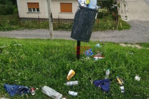 FOTO. Imagine dezolantă. Mizeria ,,tronează” pe lângă coşurile de gunoi negolite la timp