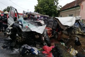 Cauza accidentului mortal din Uileacu de Criş: Şoferul microbuzului a depăşit într-o curbă deosebit de periculoasă