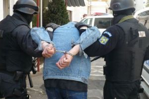 Un bărbat a dat buzna într-un atelier de dezmembrări din judeţ. A fugit cu opt jante de aluminiu