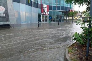 FOTO ȘTIREA TA. Cumpărături cu barca la Alba Mall. Parcarea centrului comercial inundată după ploaia torenţială