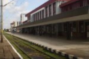 Un bărbat şi-a pus viaţa în pericol, după ce s-a urcat pe un vagon în Gara Caransebeş