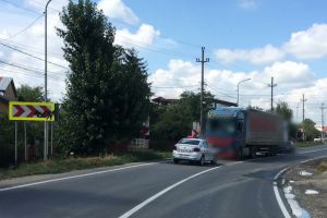 Biciclist acroşat de tir