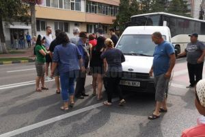 O femeie a fost lovită în plin de o dubiţă, pe trecerea de pietoni de la bancă