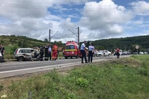 Tragedie! Un copilaş de cinci ani şi mama sa însărcinată au murit într-un accident. Au intrat cu maşina într-un camion