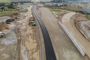 VIDEO DRONĂ: Premieră la nodul rutier Sebeş, la intersecţia dintre autostrăzile A1 cu A10. S-a aşternut balast stabilizat pe una dintre bretele