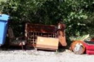 Imagini greu de digerat la Reşiţa! Patul femeii ţinută moartă în casă de fiul său, aruncat la ghena de lângă bloc?
