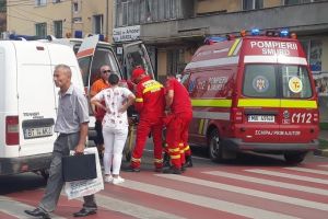 FOTO & VIDEO Accident cumplit! Un şofer din Botoşani a dat cu maşina peste o femeie, pe trecerea de pietoni