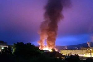 FOTO, VIDEO. Incendiu PUTERNIC la acoperişul unei firme din Petreşti. Intervin pompierii din Alba Iulia şi Sebeş