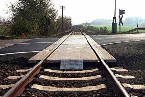 Lucrări la trecerea la nivel cu calea ferată de pe E 58 Botoşani- Suceava. Ce investiţii vrea să facă CFR!