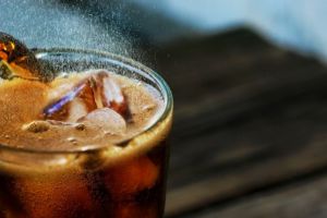 Băuturile răcoritoare cu mult zahăr vor fi taxate din septembrie. Creşte şi acciza la ţigări