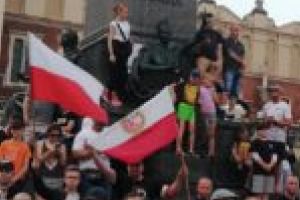 VIDEO. Polonia îşi plânge eroii! Izbucnirea revoltei din Varşovia a scos în stradă mii de oameni!