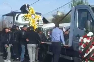 La Davideşti, un şofer a intrat cu maşina în cortegiul funerar!