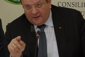 Consiliul Judeţean nu poate cheltui bani de investiţii în drumuri şi clădiri deoarece ...