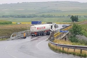 O cisternă a derapat şi a intrat în parapetul podului de peste Valea Gorjan, la Ilişeşti