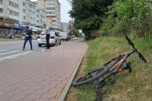 Adolescent pe bicicletă, acroşat de o maşină care a plecat de la faţa locului