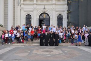 210 tineri merg pe jos spre Ceahlău „Pe urmele sfinţilor nemţeni”