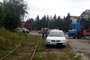 Un şofer a confundat linia ferată cu o parcare. Poliţia Locală a ridicat autoturismul