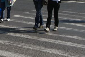 Un copil şi o femeie au fost accidentaţi de un autoturism în Miercurea Ciuc, deşi traversau regulamentar