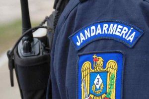 Un cerşetor din Bacău a făcut scandal într-un supermarket din Alba Iulia. Acesta a fost calmat de jandarmi, nu înainte de a sparge un geam de la intrare