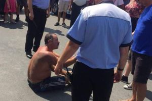 FOTO: Scandal în piaţa agroalimentară “Dacia” din Sebeş. Persoană recalcitrantă, încătuşată de poliţişti