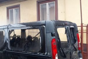 FOTO: Incendiu microbuz