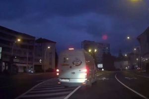 VIDEO – Viteaz în trafic la Sibiu – Depăşire neregulamentară după giratoriul din Piaţa Unirii