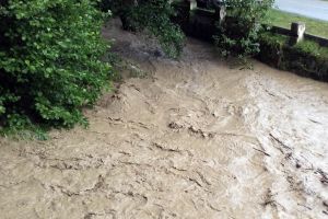 Ploi torenţiale în Bihor: În Bulz apele au inundat drumurile şi podeţele, la Leşu s-a depăşit pragul critic de precipitaţii