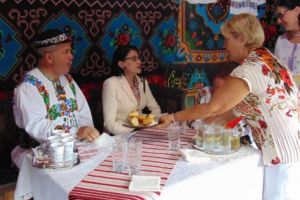 Ospitalitate autentică la casa comunei Petelea de „La Alei”