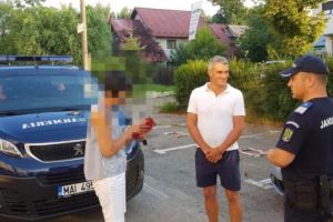 Surpriza serii! Jandarmii i-au adus portofelul acasă: avea bani, bonuri de masă şi multe carduri bancare