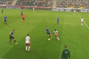 Dialog la meciul FC Viitorul cu FC Salzburg:  - «Ce salariu fix ai tu? - 3.000. - Pai cu 3.000 eu imi iau pantofi!»“ (galerie foto) 
