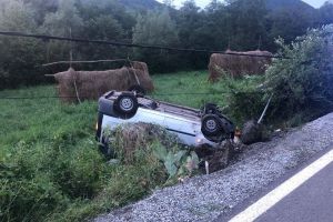 Maşină răsturnată la Telciu. Șoferul a fost rănit