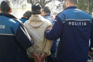 I-a prins piciorul în uşă unui poliţist. Nu s-a cuminţit până nu a ajuns la puşcărie!