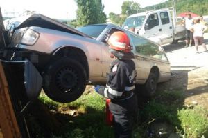 FOTO Accident cu doi răniţi! Cortegiu funerar spulberat de o maşină