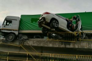 Accident rutier pe Valea Oltului. Priviti pozitia masinilor. Una cum nu s-a mai vazut prin Romania