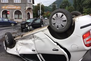 Accident rutier in Brasov. Un autoturism s-a rasturnat