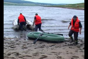Un pescar a murit şi altul a fost salvat în ultimul moment după ce au căzut într-un iaz ...