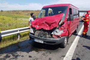 Accident între un microbuz şi un camion, pe Autostrada A1, între Orţişoara şi Timişoara