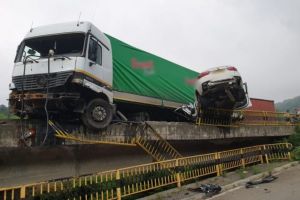 FOTO Femeie rănită grav într-un accident pe Valea Oltului – Maşina în care se afla s-a izbit de un TIR
