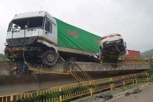 FOTO. Accident rutier TERIBIL pe Valea Oltului. Două persoane au fost rănite grav: O tânără de 28 de ani este în comă