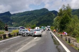FOTO – Accident cu trei maşini implicate pe Valea Oltului – Patru răniţi