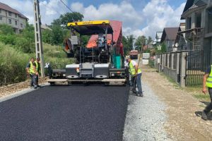 Se asfaltează toate străzile din comuna Căianu Mic