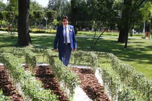 Parcul Central, redeschis în sfârşit după reabilitare. Primarul Robu, tur de onoare prin grădina vieneză